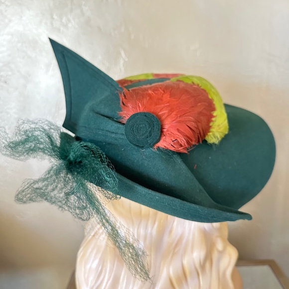 SMART 1950s' GREEN FELT HAT WITH BOW, FEATHERS & VEILING - Picture 7 of 12
